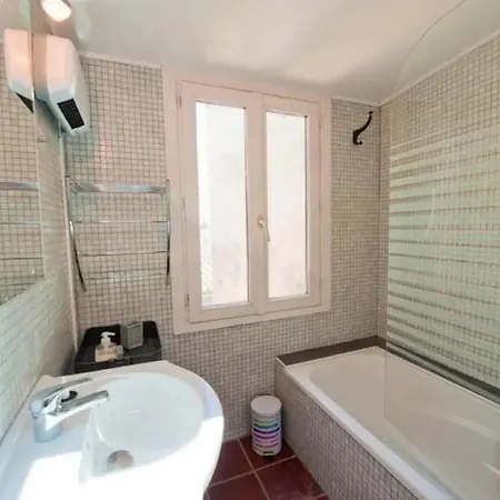 Les Chemins De La Cite Ou *